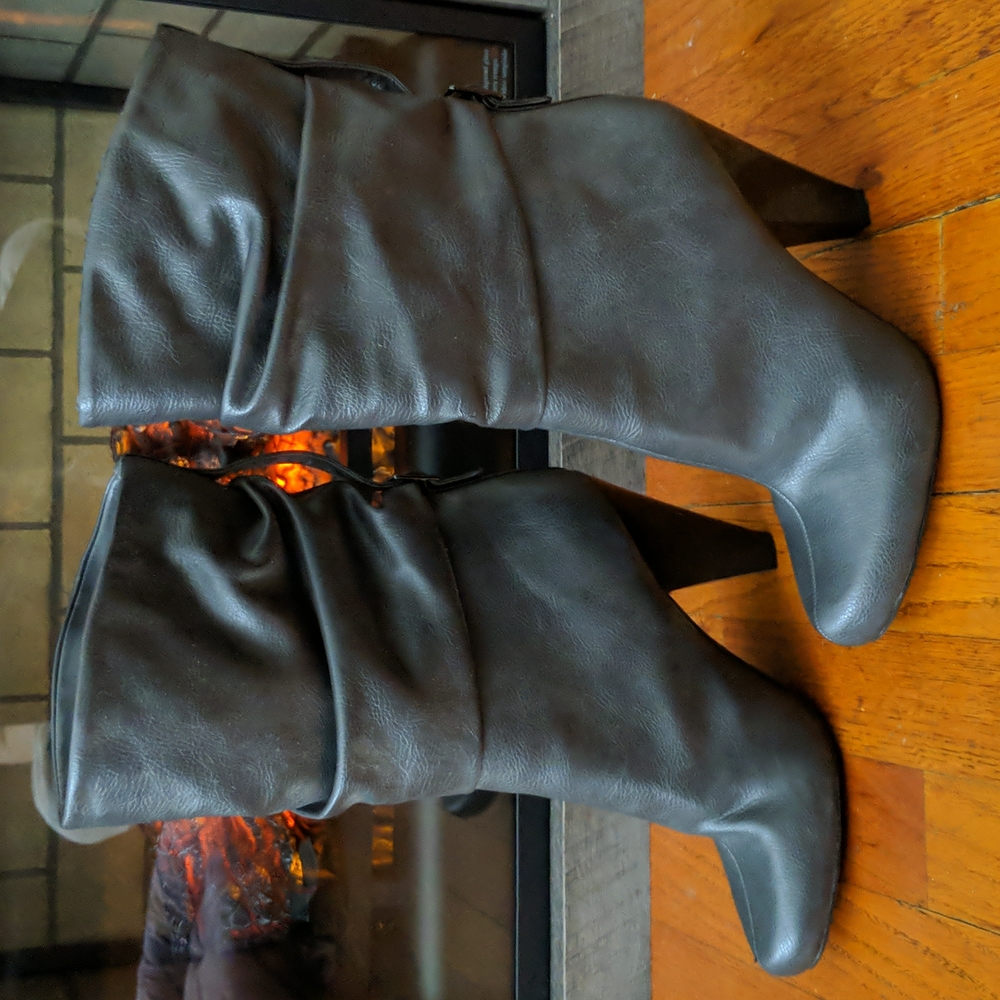 Women's size 8.5 Grey Ana Boots